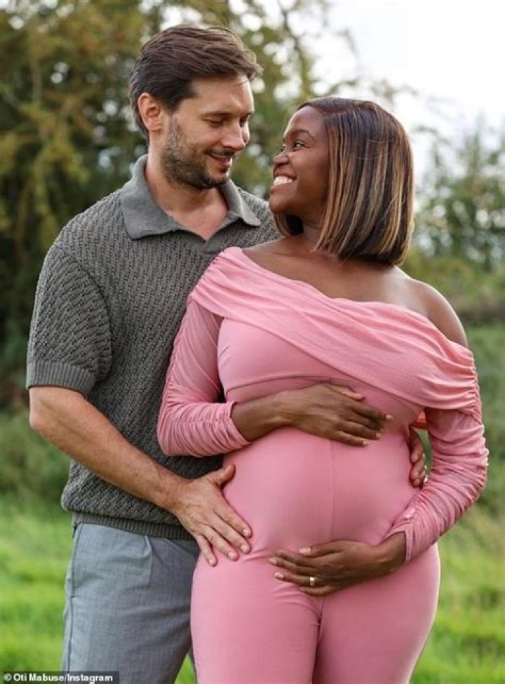 Cara Banks Is Pregnant With Husband Oliver Banks – Details About The Golf Reporter Recent Baby Bump Details