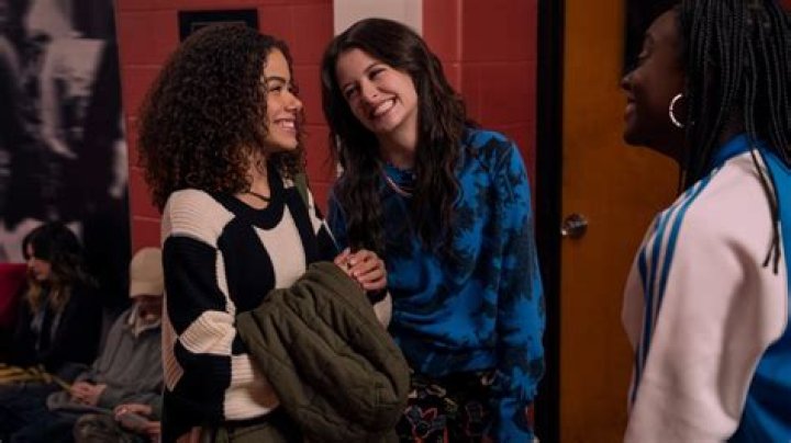 Sara Waisglass’s Sexuality Rumors And Her Admirable Sisterly Bond