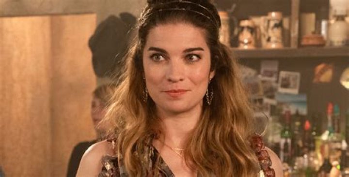 Schitt’s Creek Annie Murphy Weight Gain Confuses Her Fans If She Is Pregnant